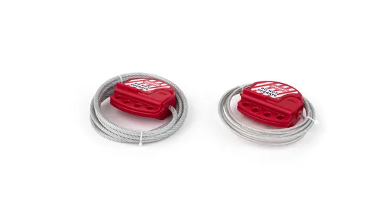 Регулируемый стальной тросовый замок из красного пластика с 4 запирающими отверстиями.